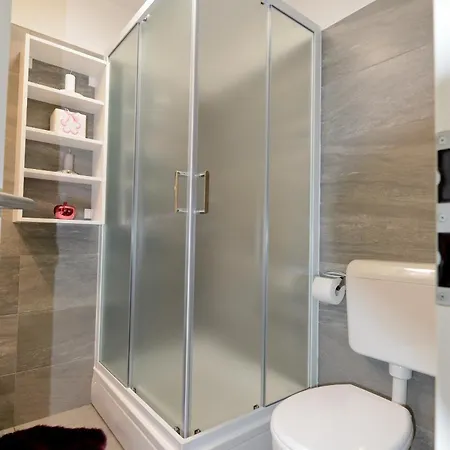 Julijana Apartman *